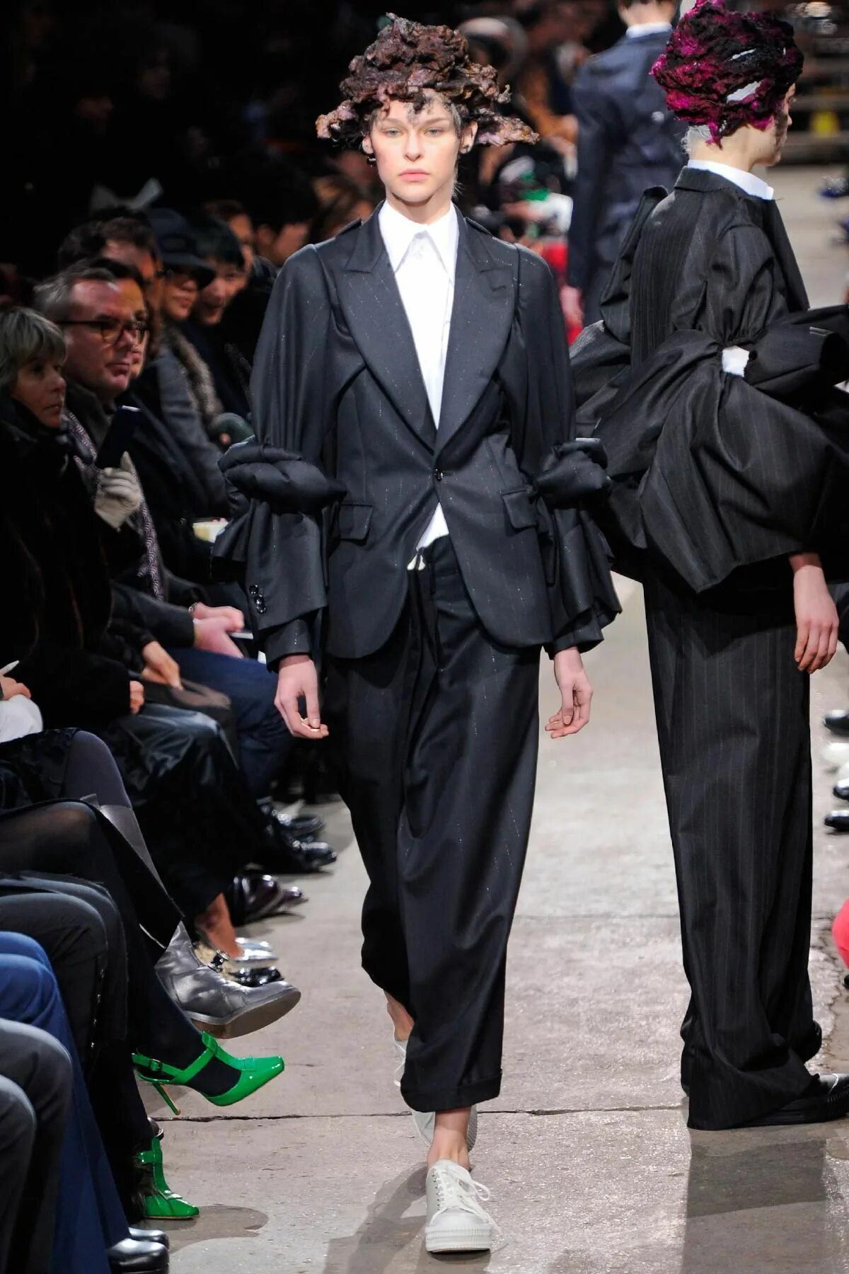 Коме де гарсон одежда. Comme des garcons одежда женская. Коллаборация рей кавакубо и hm. Comme des garcons одежда. Comme des garcons стиль.