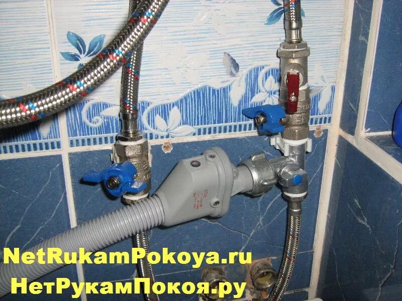 Подключил холодную горячую воду посудомоечной машине. Подключение слива посудомоечной машины бош. Тройник мойка пмм. Тройник для подключения посудомоечной машины бош к водопроводу. Монтаж сливного шланга посудомоечной машины.