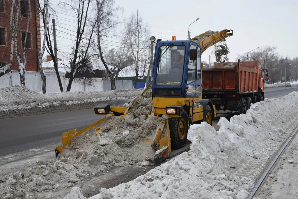 Дороги ульяновска сегодня. Уборка снега Ульяновск. Уборка снега спецтехникой. Очистка дорожного полотна от снега. Ульяновск чистят от снега.