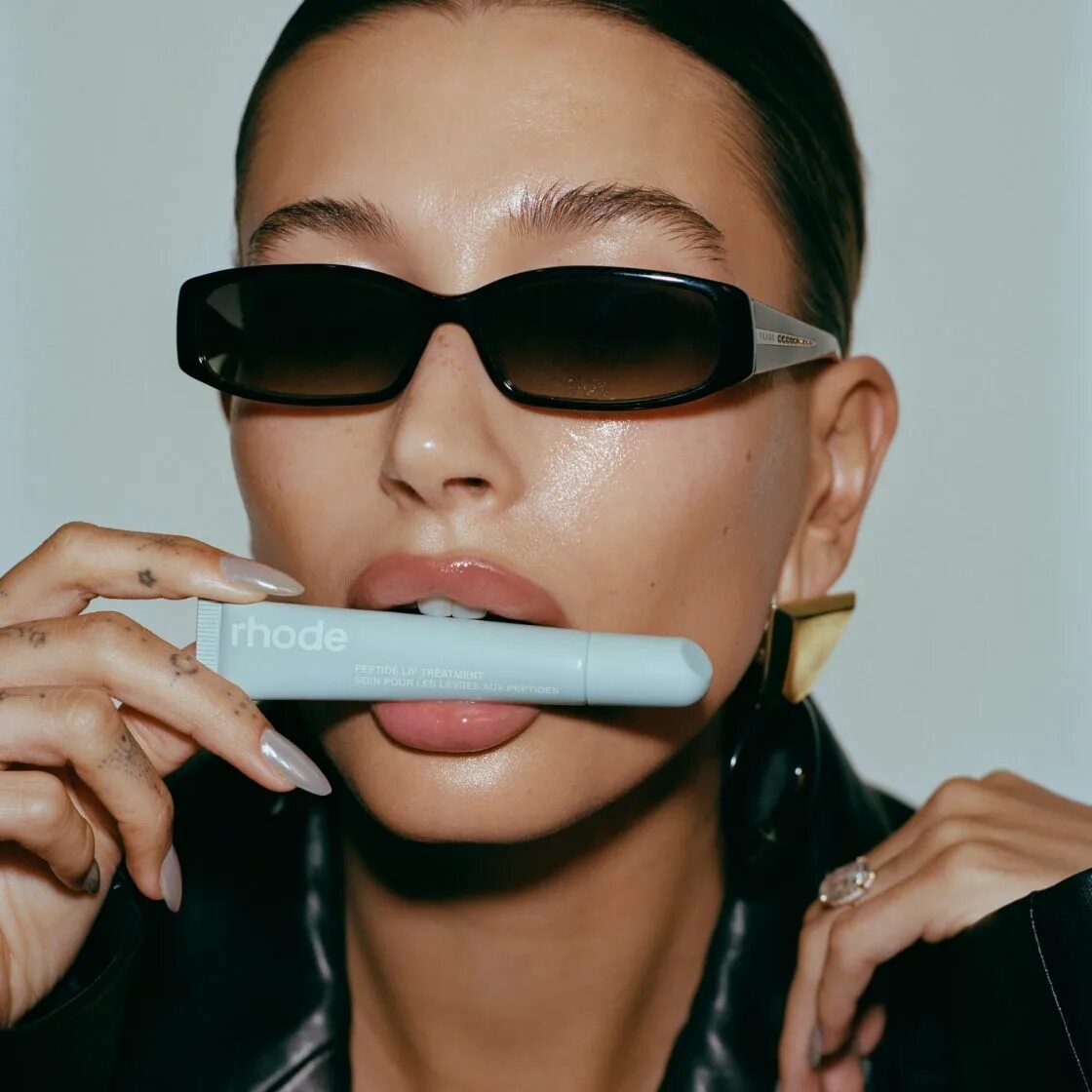 Hailey rhode bieber. Хейли бибер блеск для губ. Блеск для губ rhode. Блеск для губ rhode. Бальзам хейли бибер.