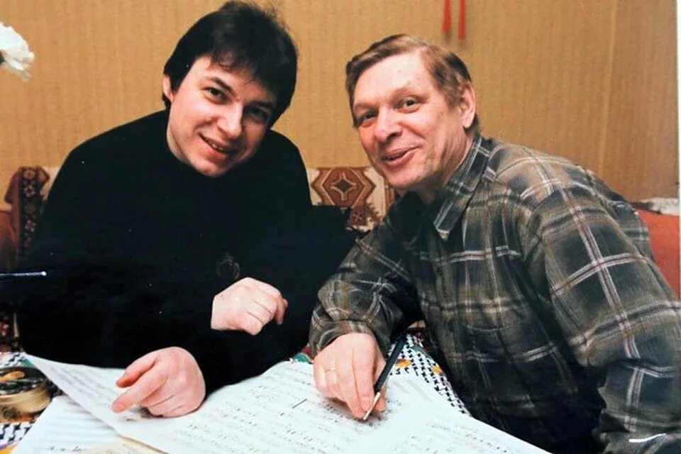 Могила эдуарда хиля. Хиль и сыновья. Семья эдуарда хиля. Жена хиля. Могила певца эдуарда хиля.