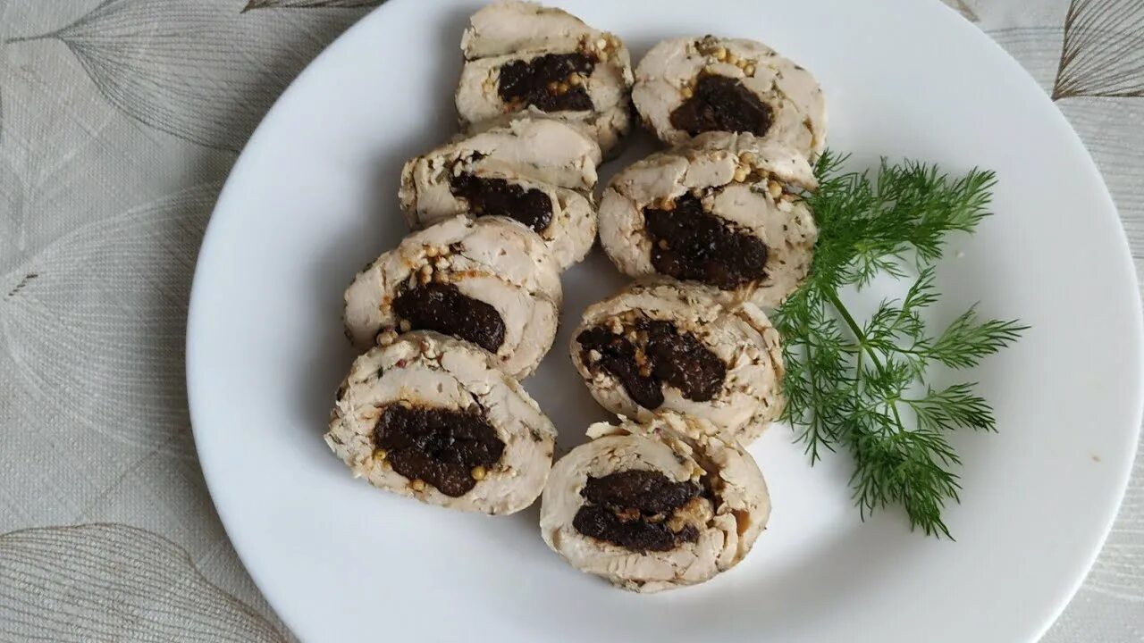 Рулет из куриного филе с черносливом в духовке. Куриный рулет с черносливом в духовке. Рулетики из куриной грудки с черносливом. Рулет из куриной грудки с черносливом. Рулетики из куриной грудки с черносливом.