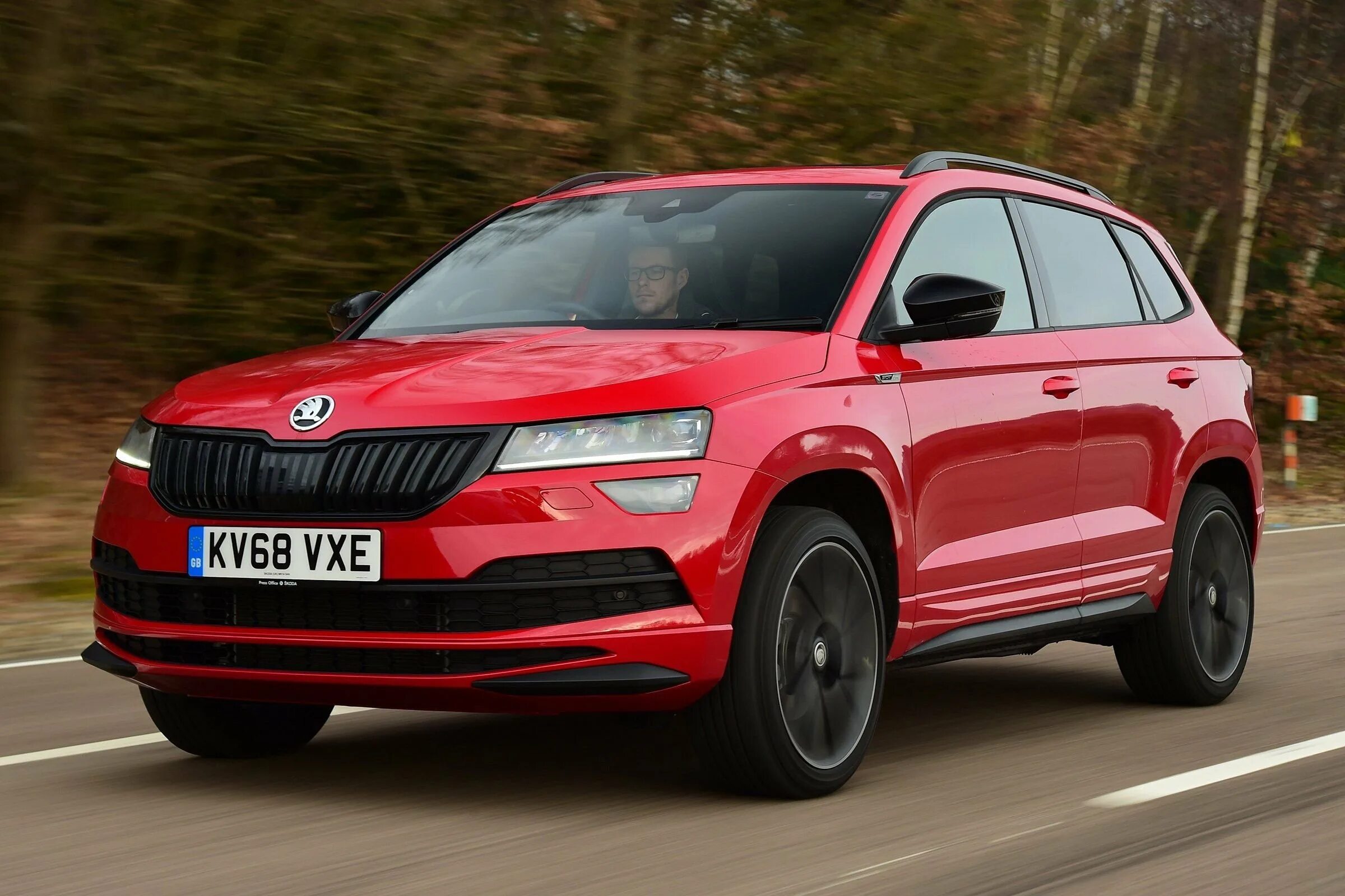 Карок из китая. Škoda karoq кроссовер. шкода карок 2025. skoda karoq vrs. skoda karoq красный.