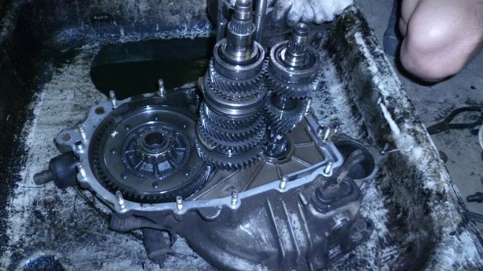 Задняя передача. Коробка передач ваз 2110 вторая передача. 3-4 передача кпп нива. Сборка мкпп ваз 2110. Включаются две передачи.