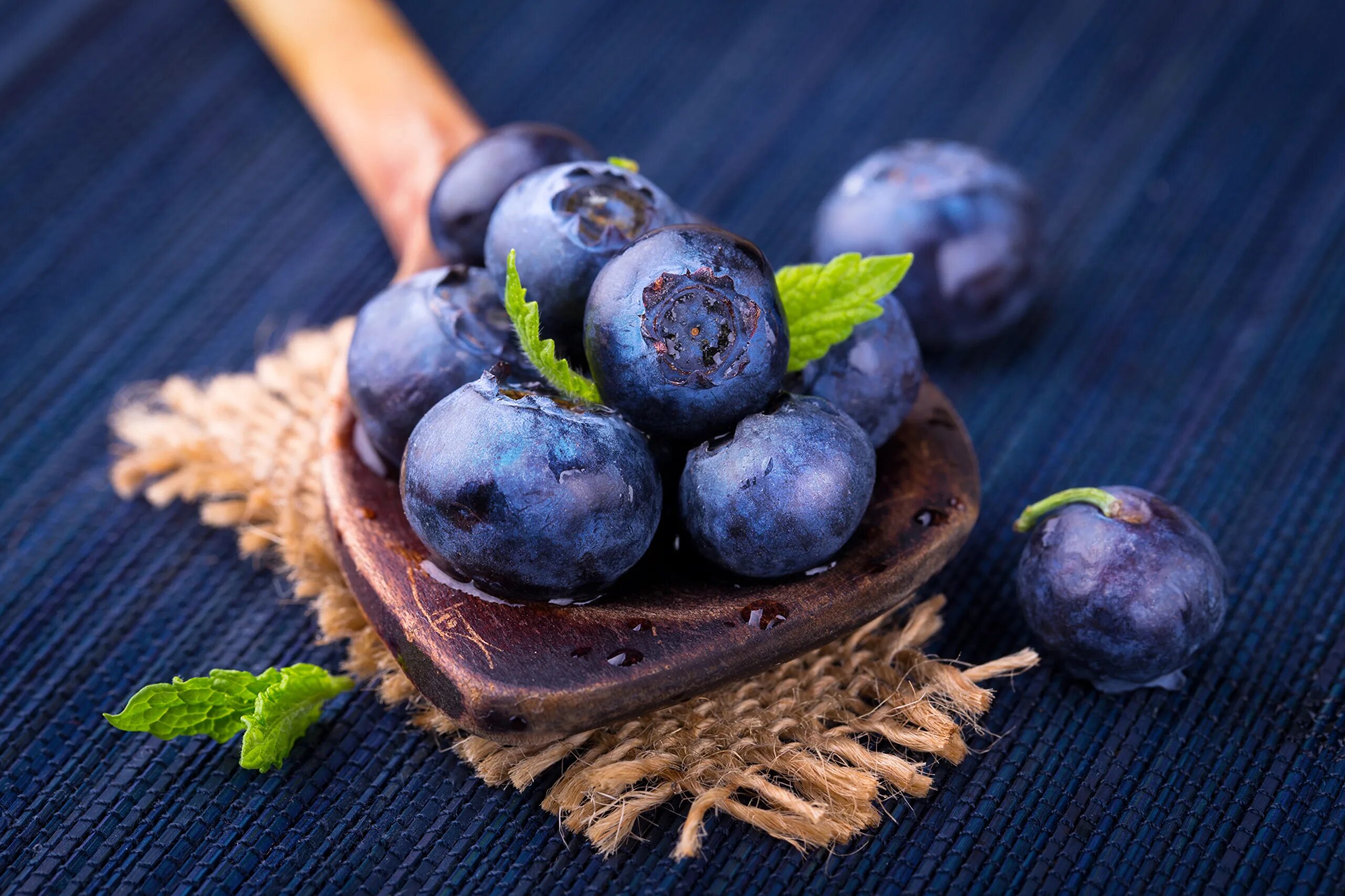 Черника Blueberry. Синие ягоды. Голубика. Темно синяя ягода.