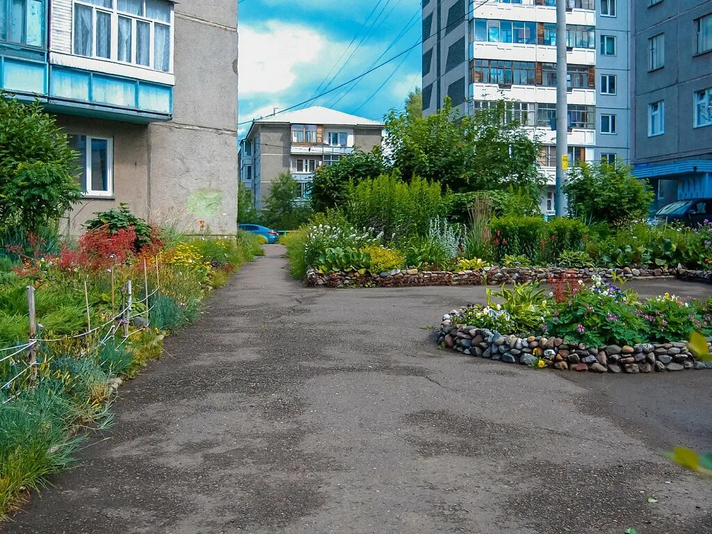 Московский дворик в хамовниках старый. Красивые дворики. Т двор фото. Ландшафт в частном доме. Ландшафт придомовой территории.