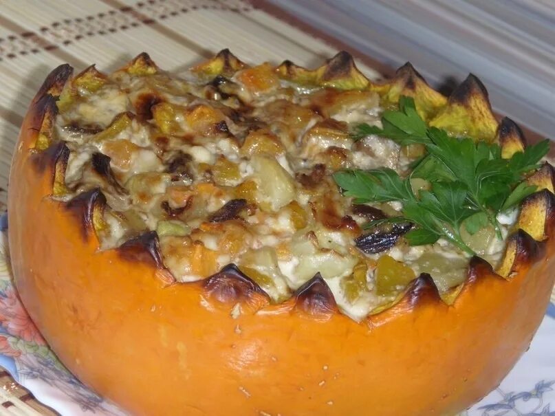 Рецепт запеченной тыквы в духовке кусочками на гарнир. Тыква гриб. Тыква с сыром в духовке. Тыква с грибами на сковороде. Тыква с грибами в духовке.