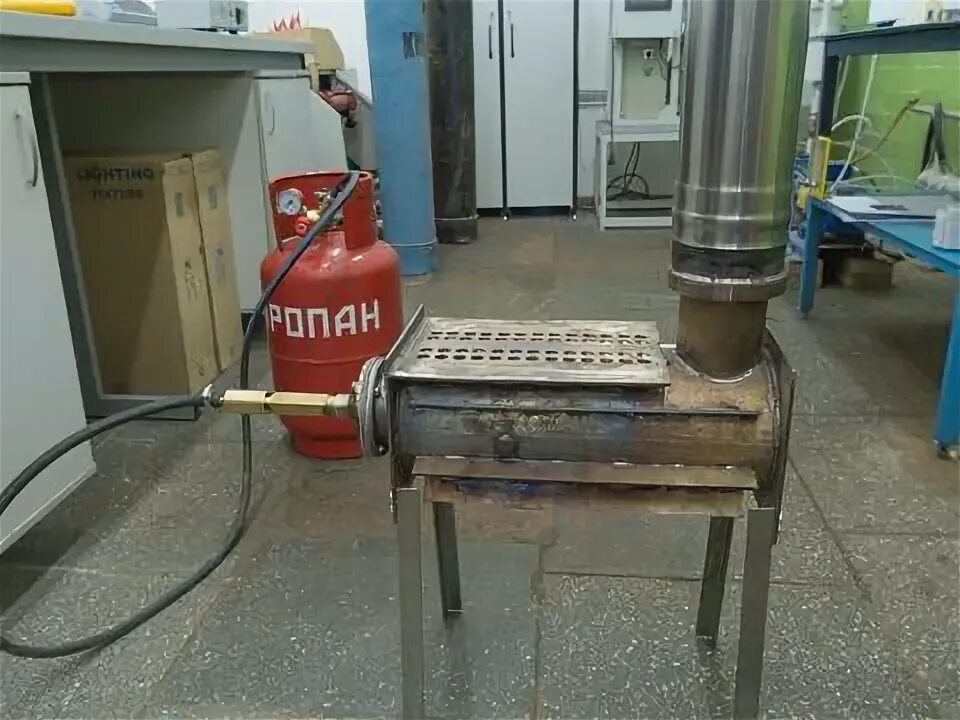 Газ горелка из паяльной лампы. Печь из газовой горелки. Печь из газовой горелки. Печь буржуйка в зимнюю палатку стэк 2. Горелка на отработке для дровяной печи.