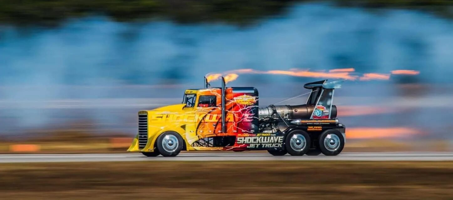 гоночный грузовик с реактивным двигателем. шоквейв грузовик. какая самая быстрая фура. камаз драгстер. Shockwave грузовик.