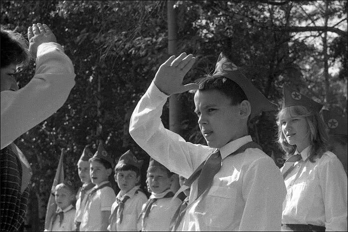 Пионеры в строю. Зарница в пионерском лагере ссср. Пионеры маршируют. Пионерский лагерь. Пионер пионерский лагерь ссср.