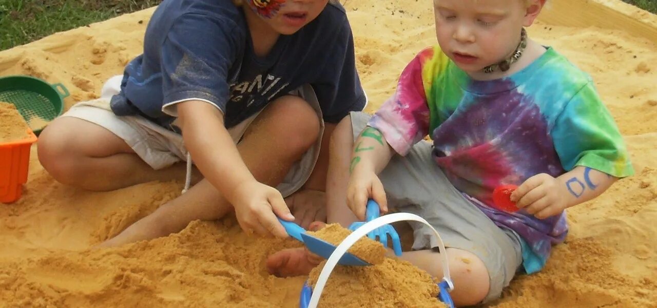 Попал песок в глаза ребенку что делать. Мальчик в песочнице. Трусы в песочнице. Песок в трусы в песочнице. Болезнь песочницы.