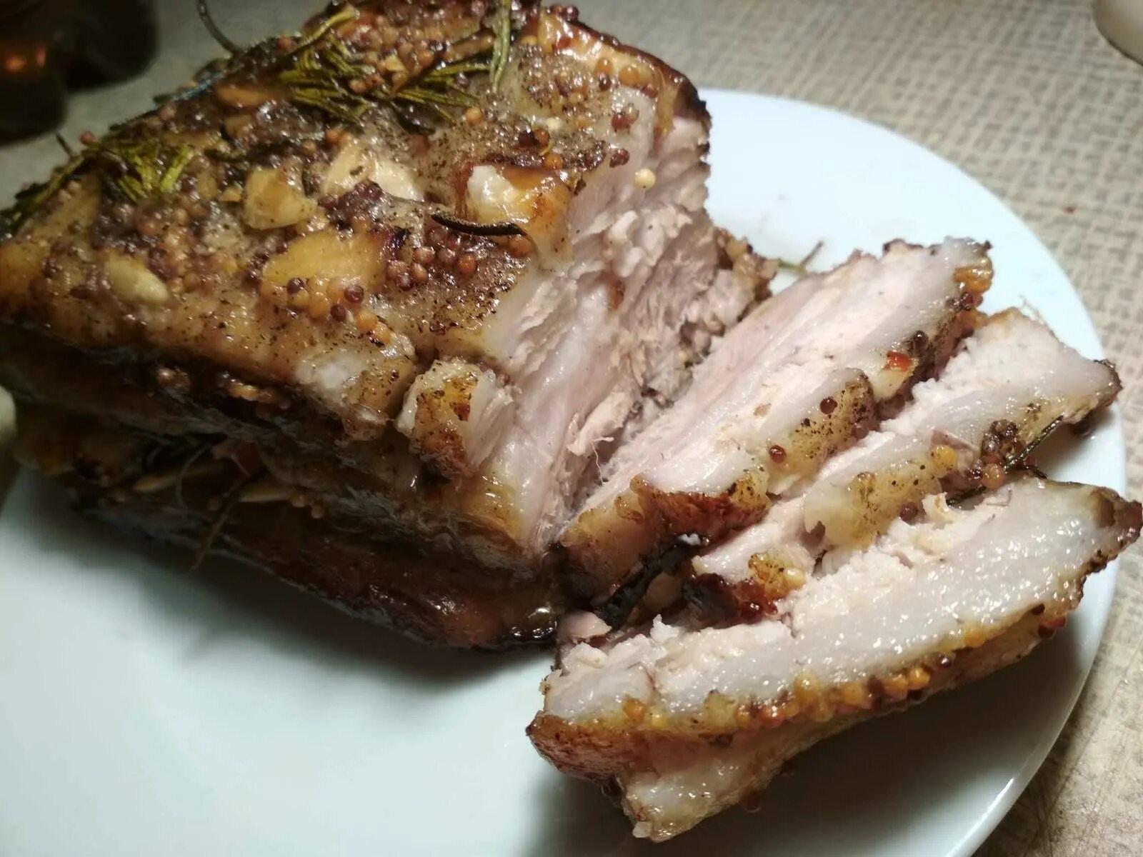 Как запечь грудинку свиную в духовке вкусно. Грудинка свиная запеченная в духовке. грудинка запеченная в духовке в фольге. пузанина. свиная грудинка запеченная в духовке в фольге.
