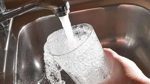 Меняется вода в кране