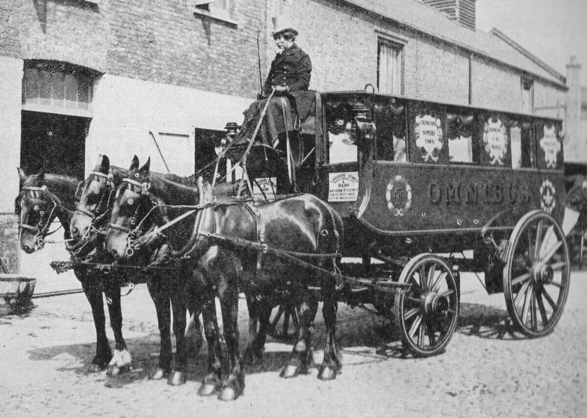 First transport. Омнибус Лондон 19 век. Омнибус 19 век Париж. Омнибус транспорт 19 века. Омнибус 1829 Лондон.