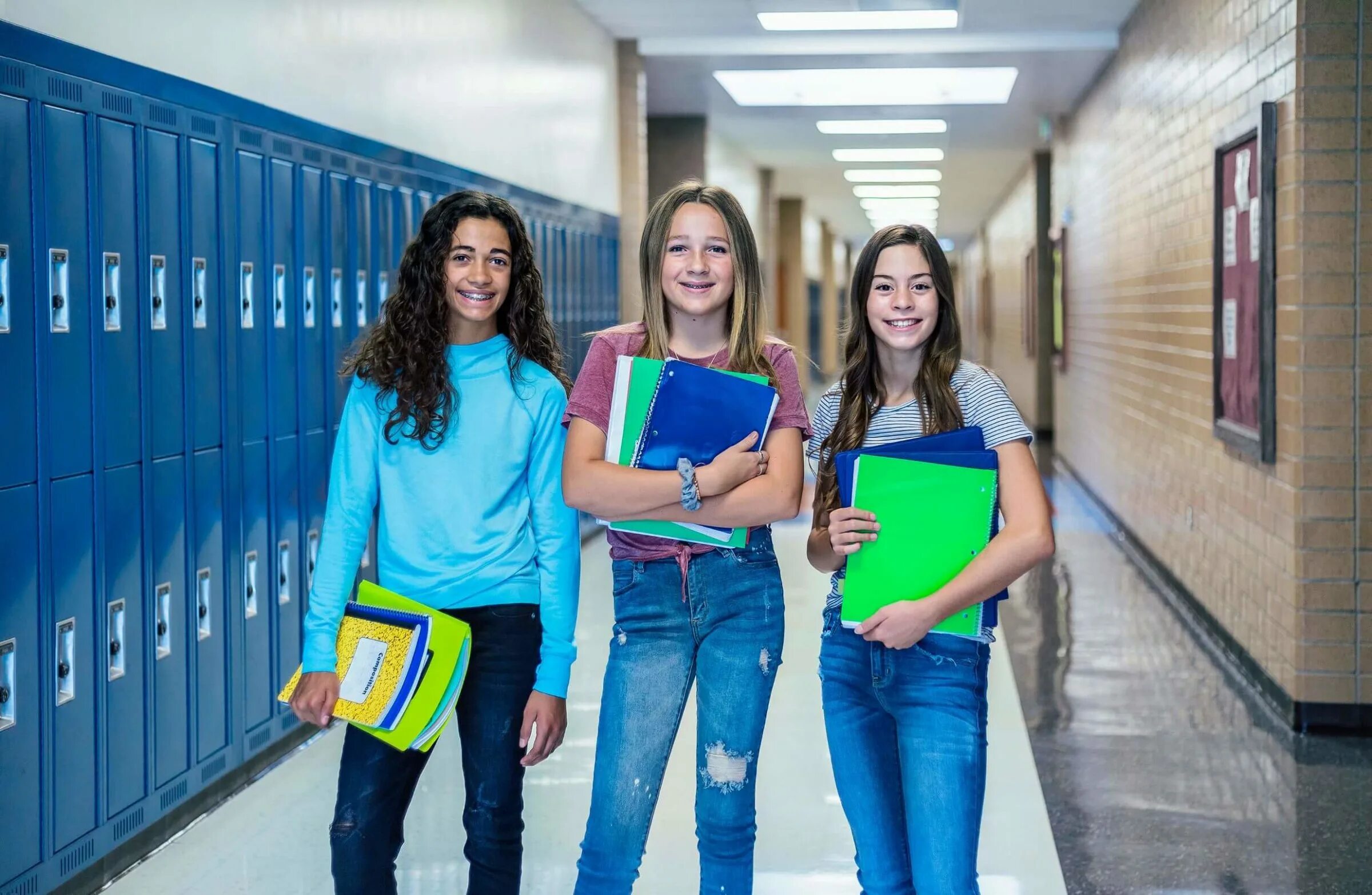 Middle school группа. Средняя школа middle school. Студенты в кампусе. Молодежь и книга. Сидеть на подоконнике в школе.