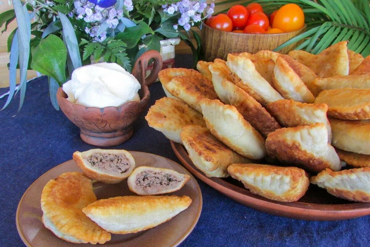 Пермское блюдо посикунчики. Посикунчики с квашеной капустой. Пермские пирожки посикунчики. Пельмени посикунчики. Посикунчики.