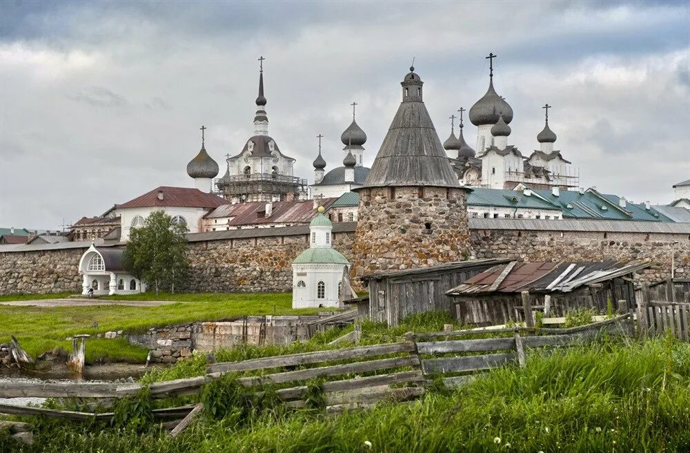 Спасо-Преображенский Соловецкий ставропигиальный мужской монастырь. Спасо-Преображенский мужской монастырь Соловки. Преображенский монастырь на Соловецких островах. Спасо Преображенский Соловецкий монастырь Архангельская область.