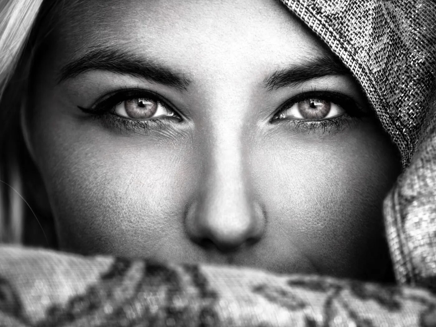 Пронзительный взгляд. Красивые женские глаза. Девушка в капюшоне. Портрет чб.