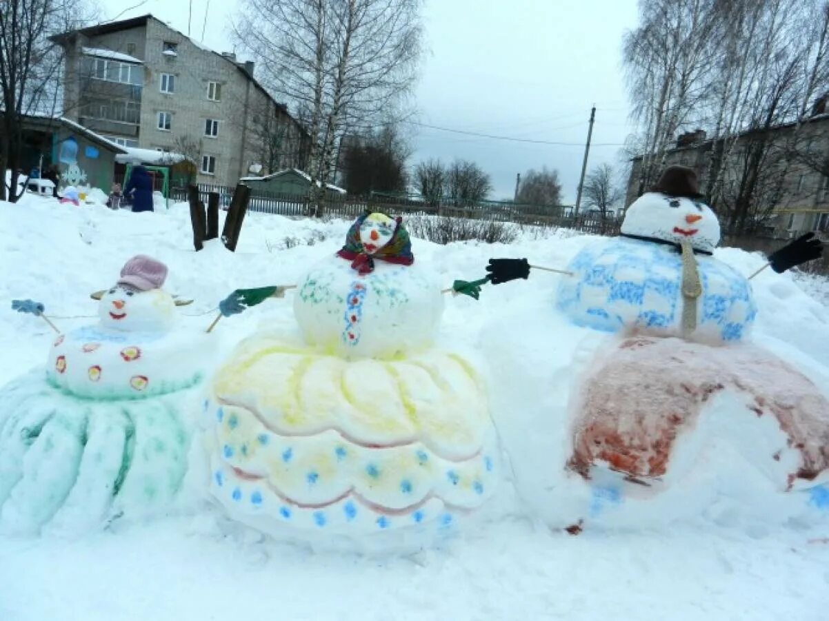 Снежки в сад. Снежные постройки. Снежные фигуры. Постройки из снега в детском саду. Фигуры из снега в детском саду.