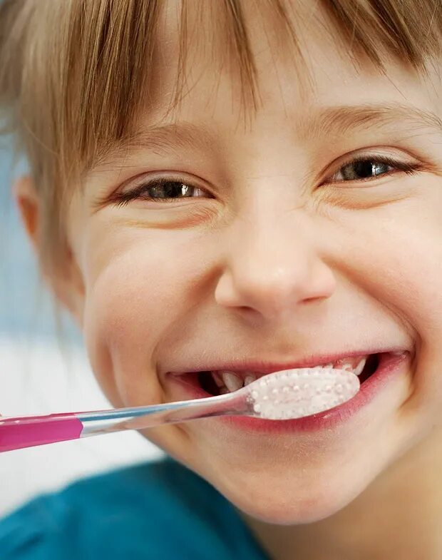 Чищу зубы сразу. Ребенок чистит зубы. чистка зубов малышам. clean teeth.