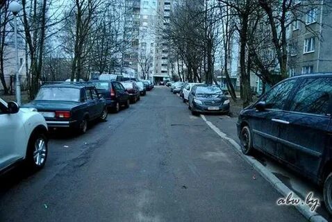 Чужие машины во дворе