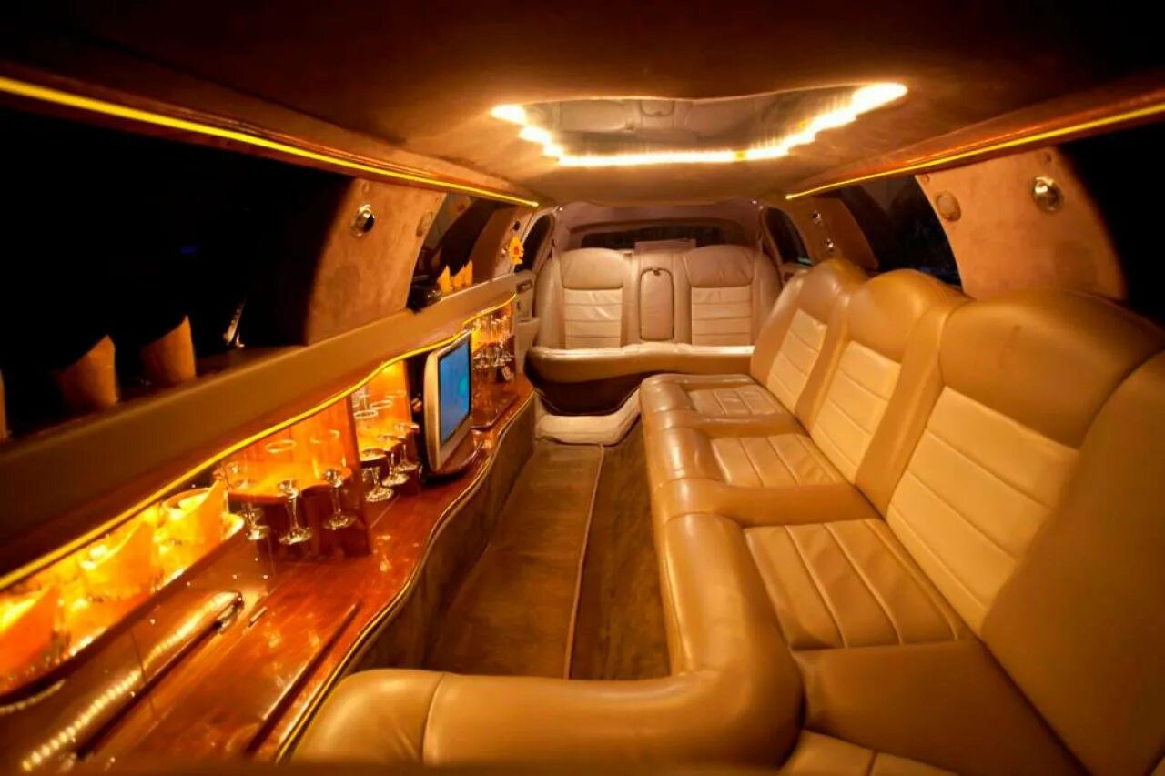 Cadillac escalade салон майбах. Мерседес спринтер люкс салон. Toyota sienna интерьер. Mercedes benz sprinter vip 2021 interior. Внутри больших машин.