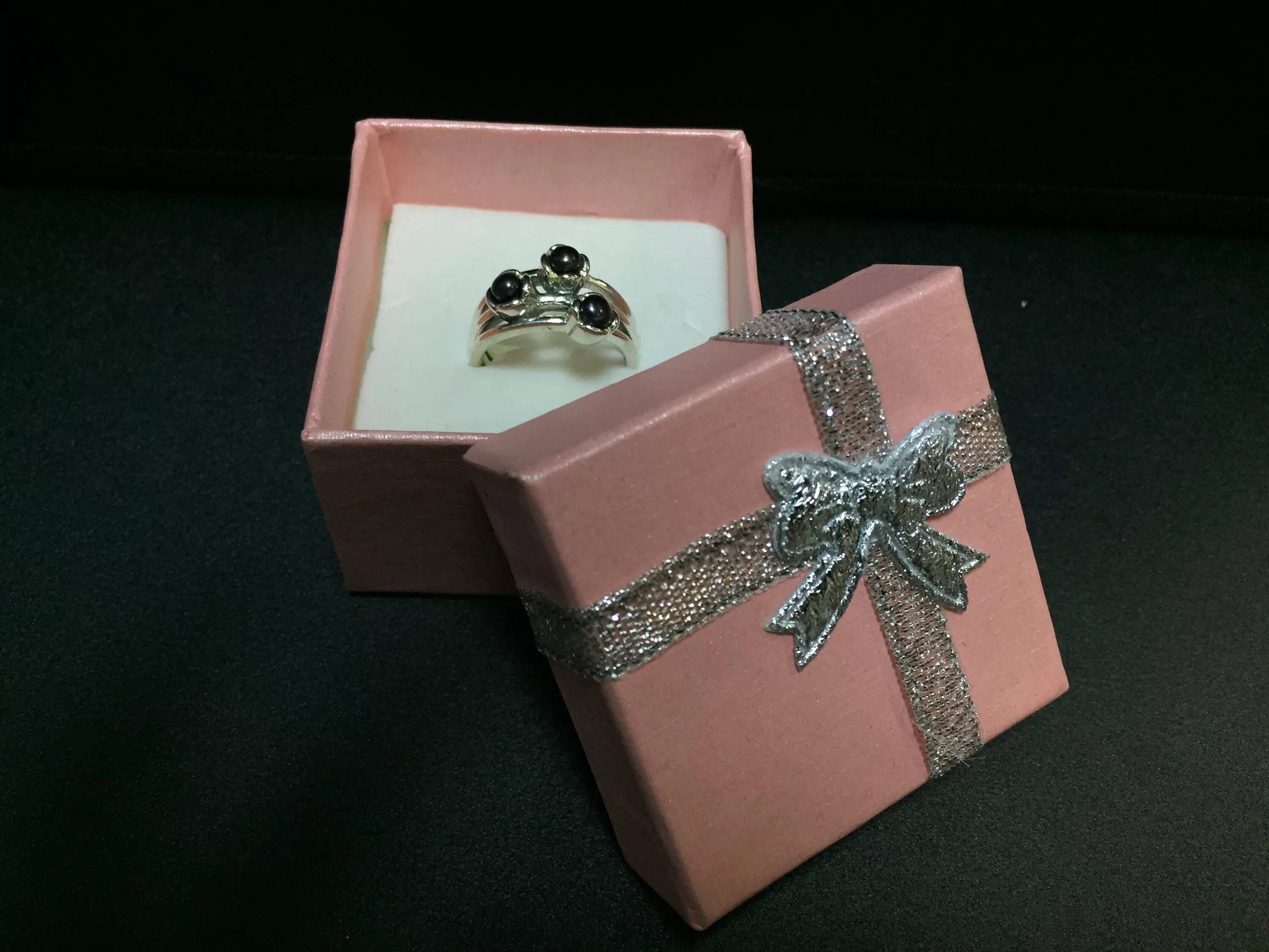 4 подарка. Подарочная коробка. Ювелирная коробочка. Коробка картонная подарочная. Подарки к праздникам.