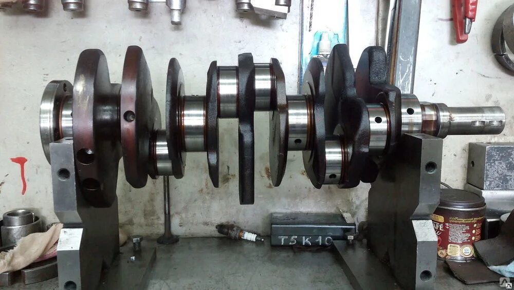шлифовка коленвала дизеля д50. шлифовка коленвала 3у142. станок для шлифования шеек коленчатого вала 3а423. шлифование вала. шлифовка древесины.