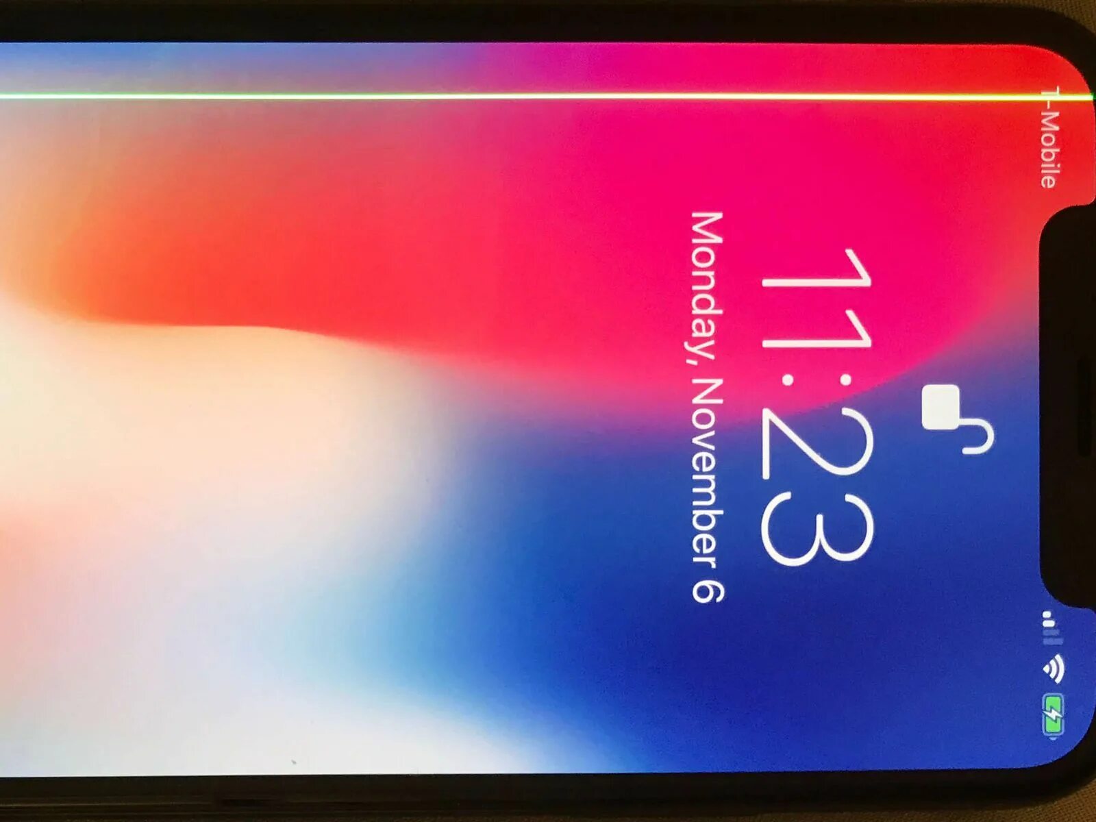 полоски на экране смартфона. белая полоса на экране смартфона. появилась полоса на дисплее телефона. появилась полоса на дисплее телефона. полоса на экране телефона вертикальная.