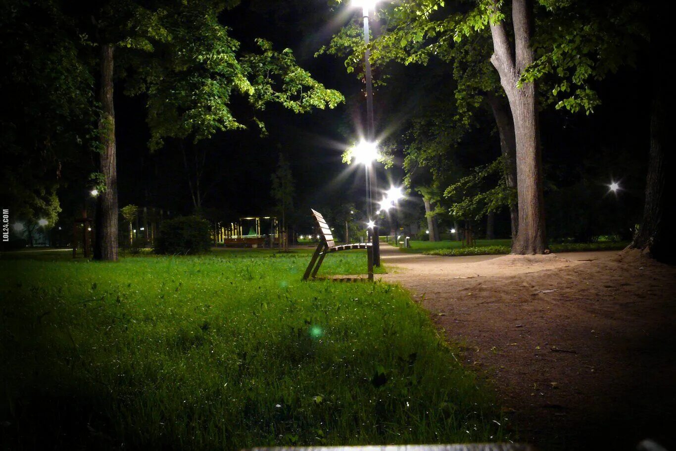 парк вечером. осенний вечер. парк манхеттен лавочка фонарь. парк манхеттен лавочка фонарь. сквер ночью.