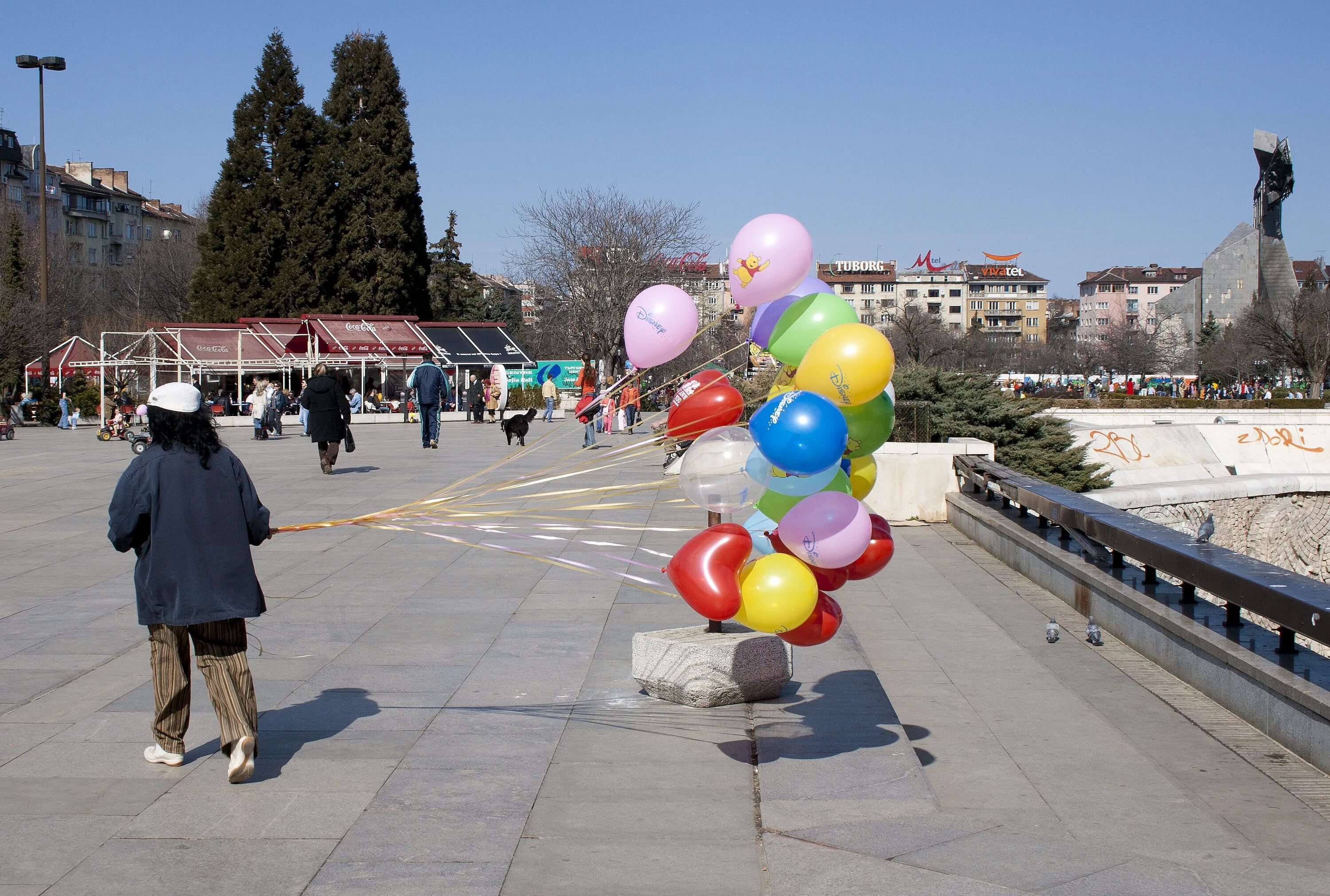 Воздушные шары на улице. Дорога с шариками. Улица с шарами. Человек на ветру с шариками.