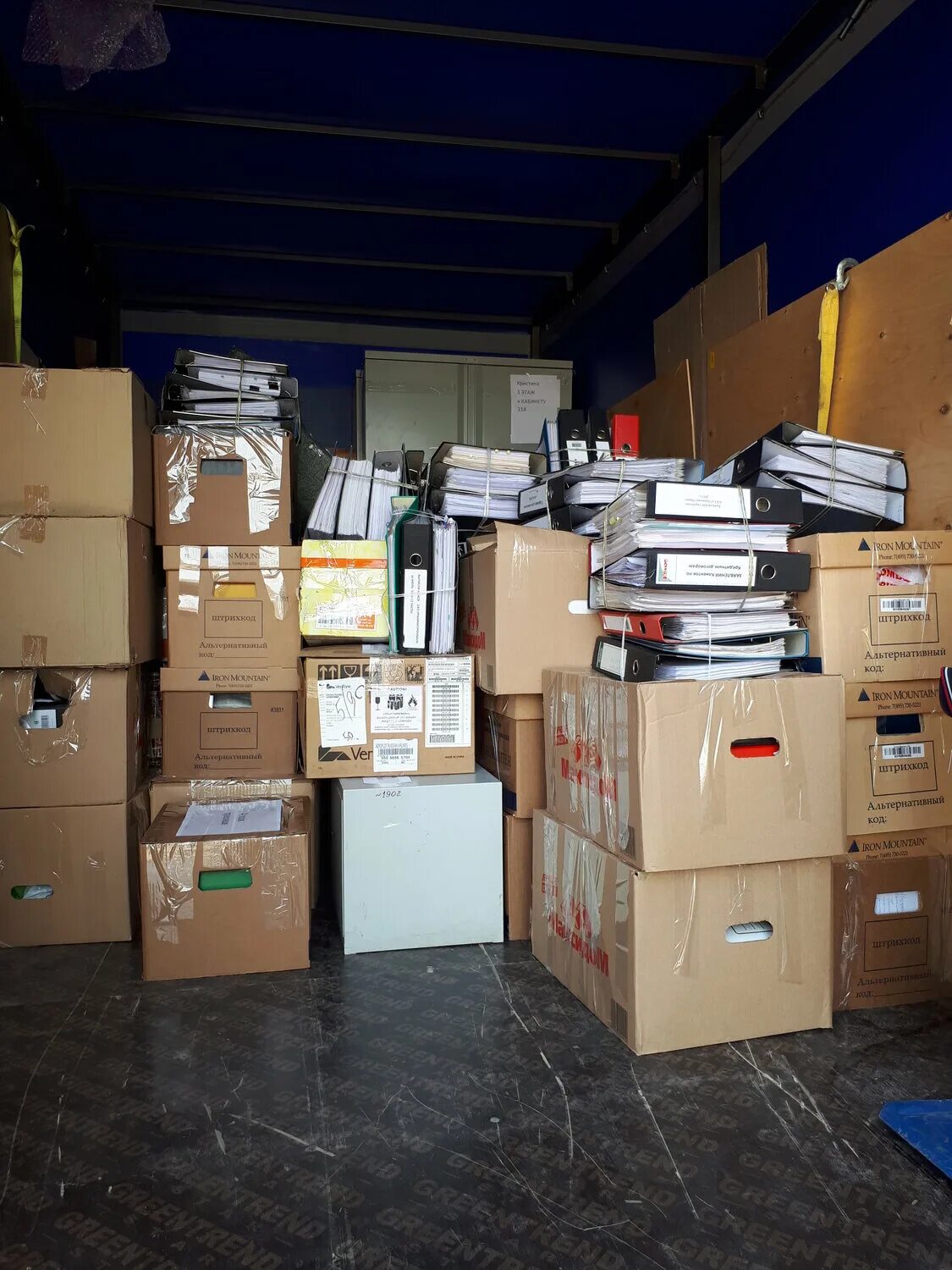 Погрузка и разгрузка. Екатеринбурге грузовой на работу. Екатеринбурге грузовой на работу. Ооо грузоперевозки. Коробки для переезда.