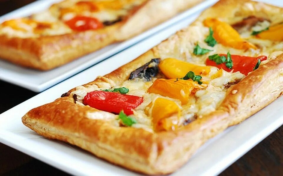 пицца из слоеного дрожжевого теста. пицца из слоеного дрожжевого теста. пицца из слоеного дрожжевого теста. как сделать пиццу из слоеного дрожжевого.