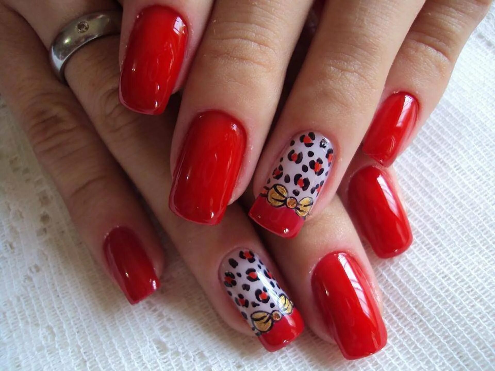 ногти красные с белым. яркий красный маникюр. маникюр с красным цветом. красные ногти. красный маникюр с цветами.