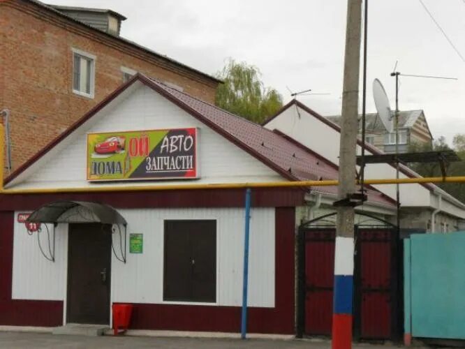 интерьер продуктового магазина. магазины на первых этажах жилых домов. можно открыть магазин в жилом доме. магазин на первом этаже. магазин возле частного дома.