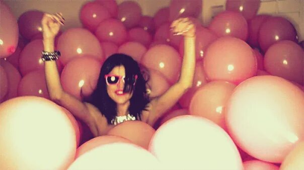 Девушки с шарами видео. Selena Gomez шарики.