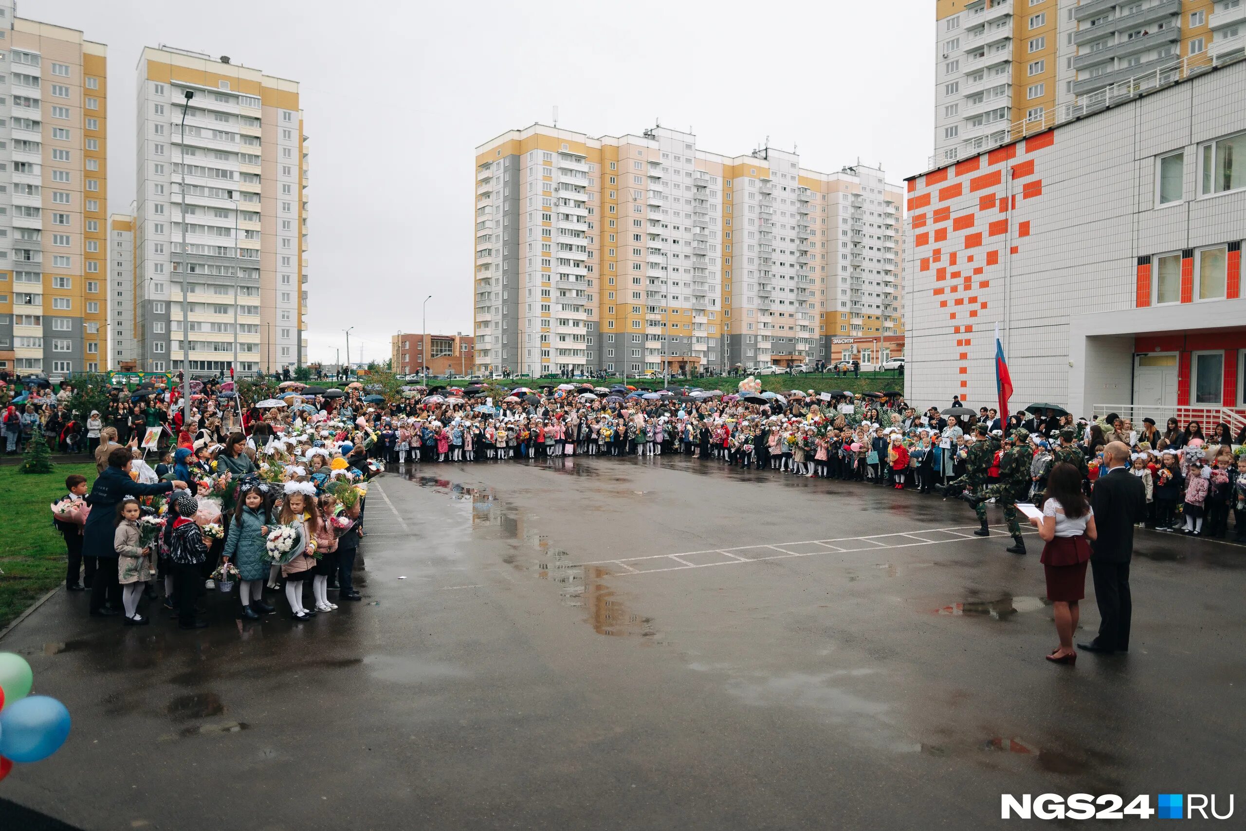 фото лето прошло уже 1 сентября. 1 сентября. школа 156 красноярск. школьники на линейке. красноярская школа в солнечном.