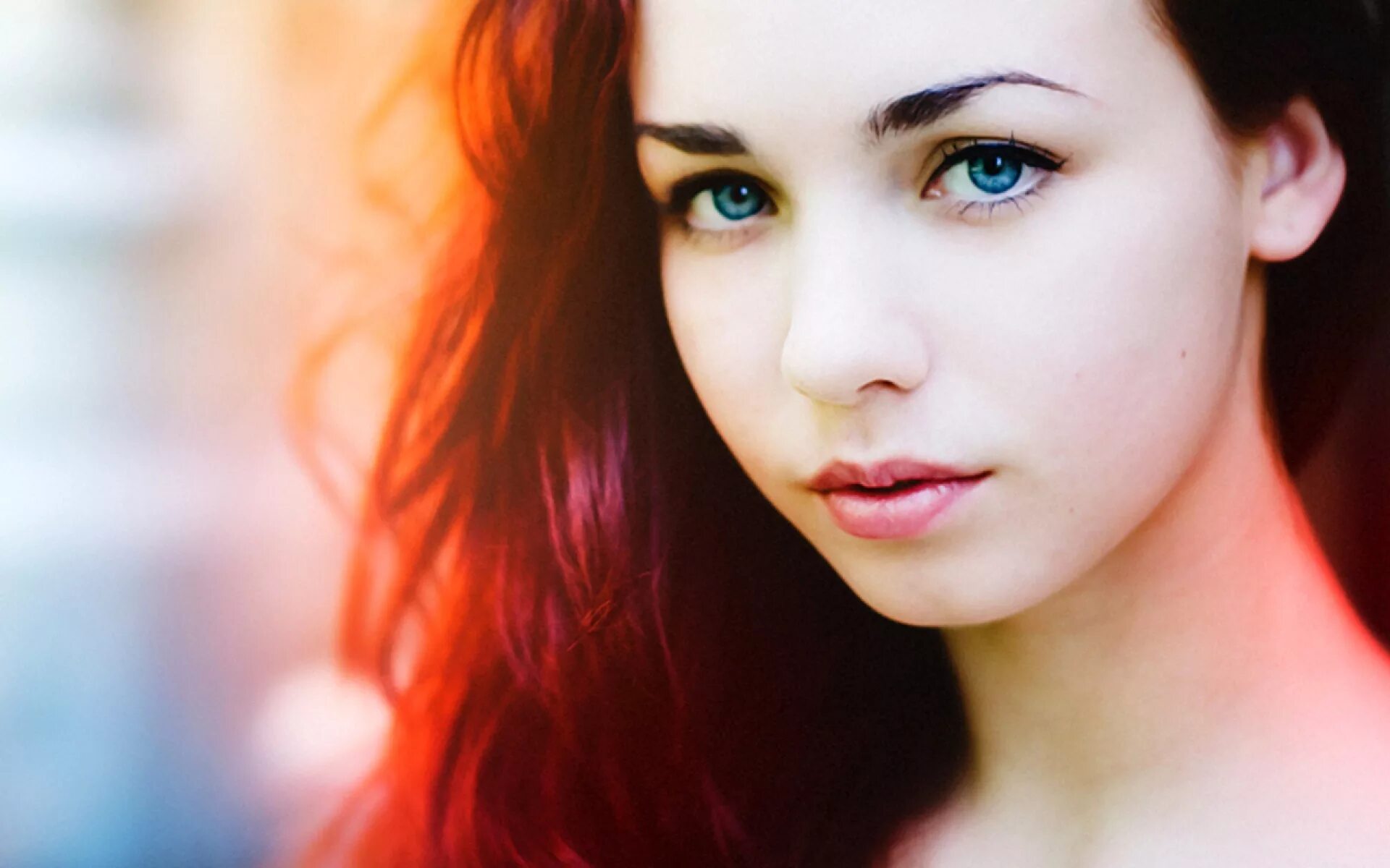 персонаж с рыжими волосами и синей заколкой. прически на рыжие волосы. синие пряди. волосы двух цветов. сине рыжие волосы.