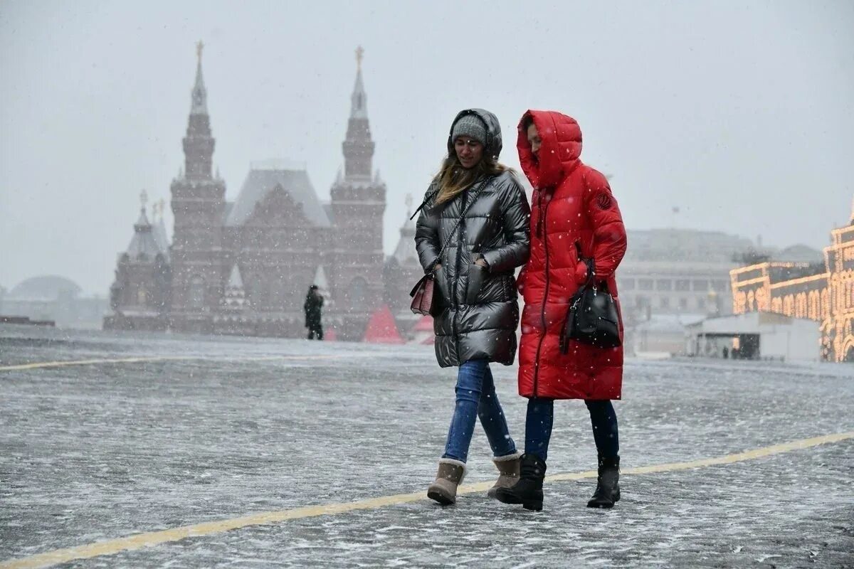 Сегодня холодно сколько. Похолодание в Москве. Морозы в Москве. Сильный Мороз в Москве. Снег в Москве.