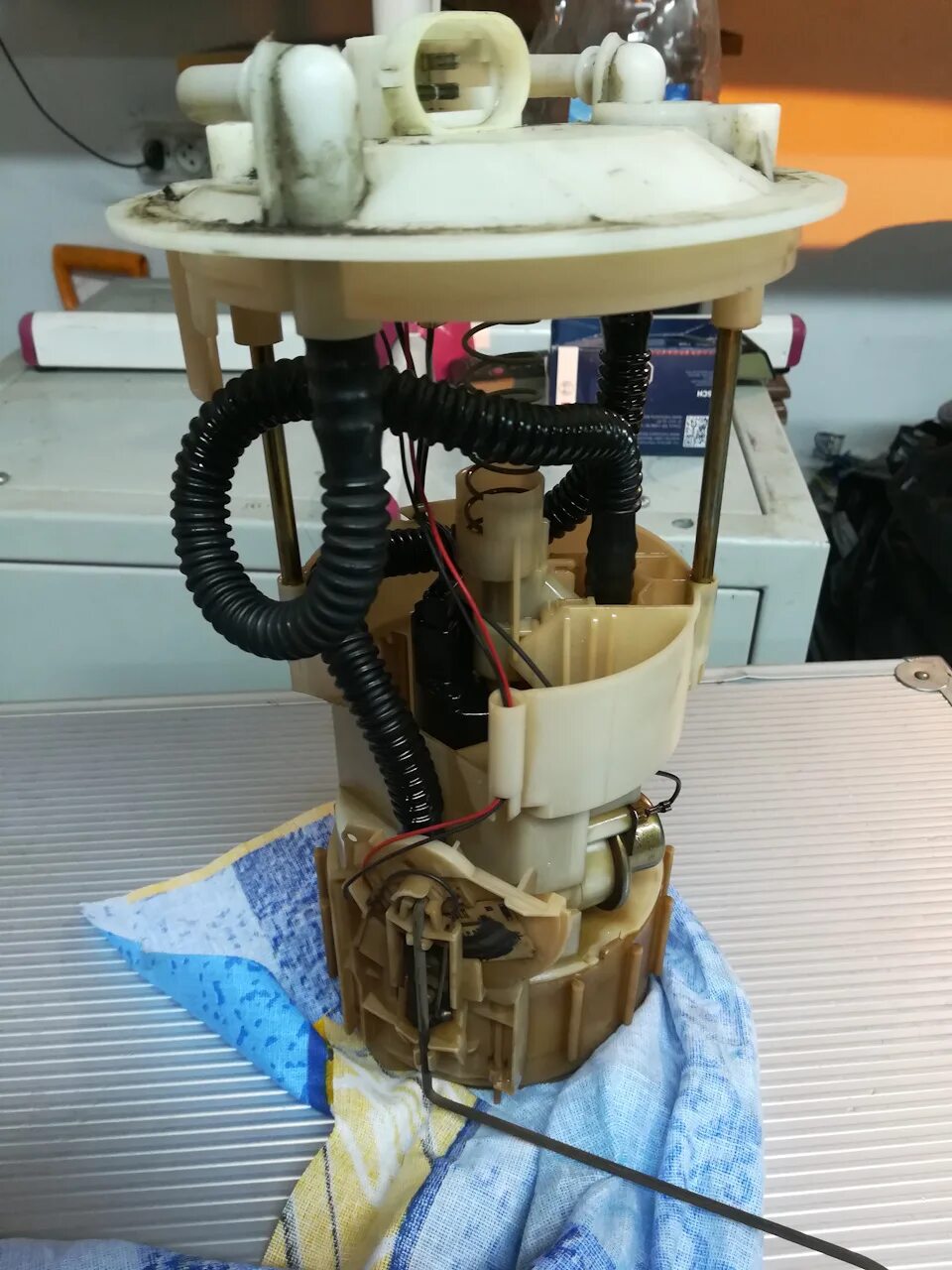 Топливный насос мазда 626. Бензонасос к4м. Бензонасос к4м. Бензонасос к4м. Замена бензонасоса ситроен берлинго.