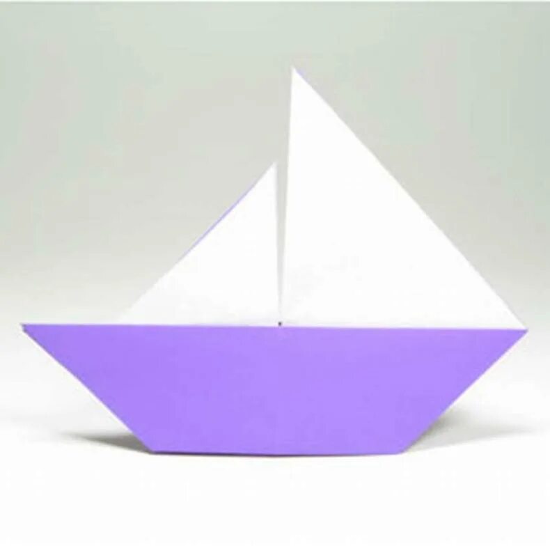 Покажи кораблик из бумаги. Парусный кораблик оригами. Оригами кораблик из бумаги. Оригами плоский кораблик. Оригами кораблик парусник.