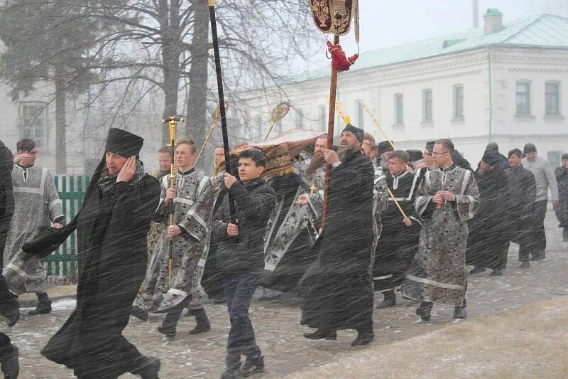 Крестный ход 16. Крестный ход вокруг собора. Обвинский крестный ход. Бежецкий крестный ход малый. ТАРОЧЕРКАССК крестный ход.