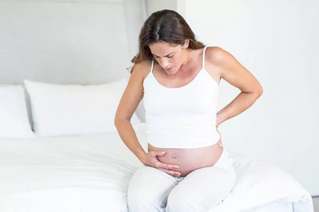 Вздутие при беременности на ранних сроках. Боли у беременных женщин. У беременной болит живот. У беременной колит в животе. Беременная женщина болит живот.