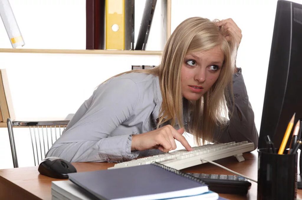 Неправильный секретарь. Красивые женщины в офисе. Злой бухгалтер. Эмили блант в дьявол носит поадо. Неправильный секретарь.