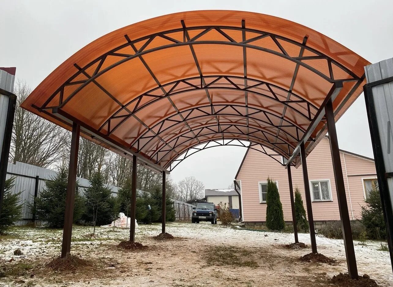 Монтаж навеса. Автонавесы из поликарбоната 6х10м. Навес поликарбонат. Установка навесов из поликарбоната. Навесу йз поликарбонат.