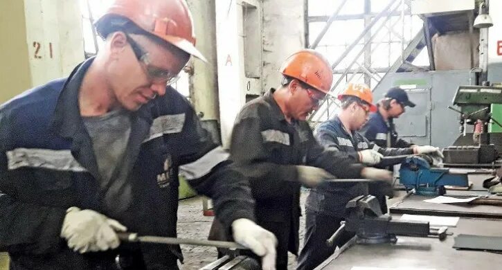 Наладчик станков и механообработки. Уральская кузница мечел. Огнеупорщик. Конкурс среди слесарей-ремонтников. Уральские слесари.