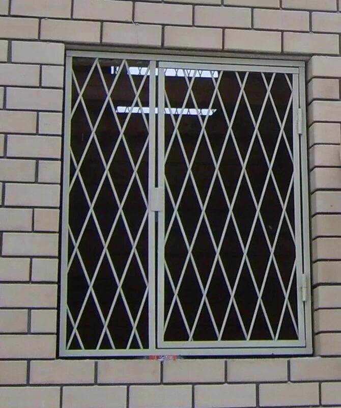 Иркутск купить решетку. Решетки на окна TLC 76. Решетка оконная металлическая. Решетка на окно металлическая. Решетка оконная открывающаяся.