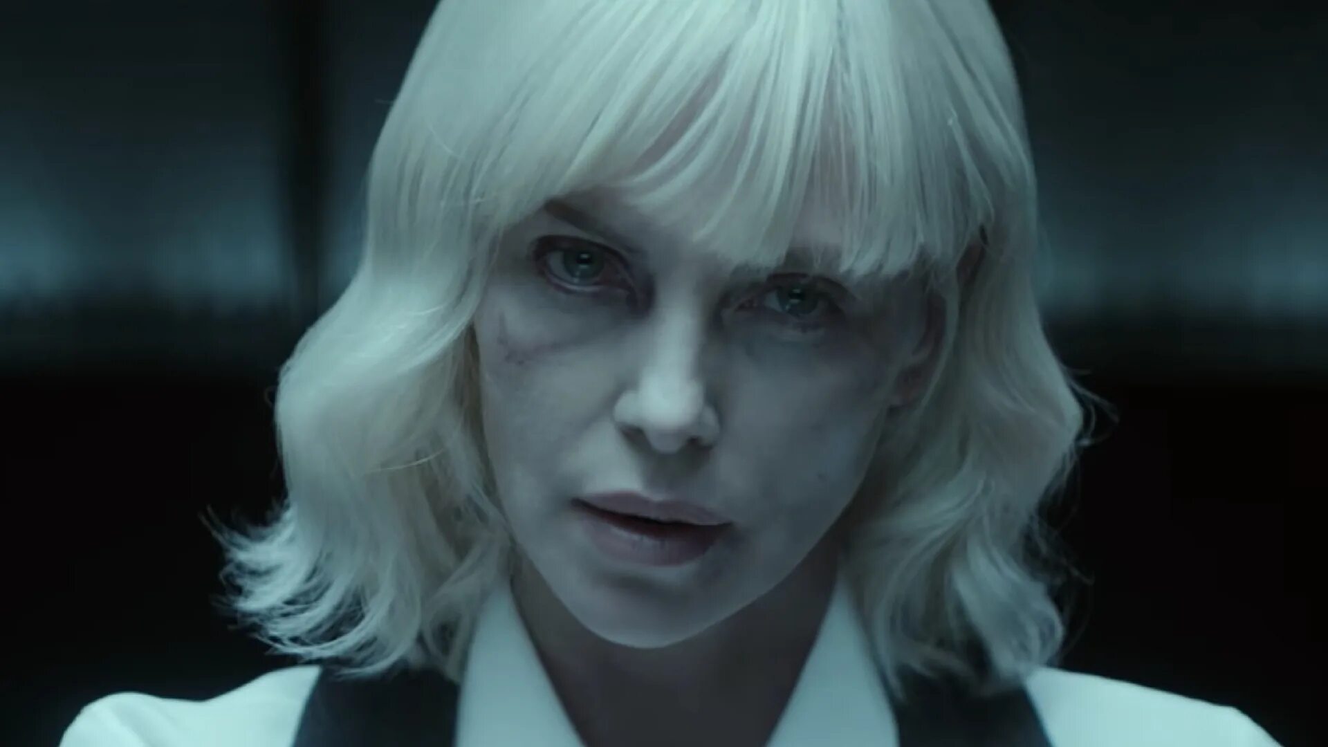 Atomic blonde. Шарлиз Терон взрывная блондинка 2017. Шарлиз Терон атомная блондинка. Шарлиз Терон Atomic blonde.