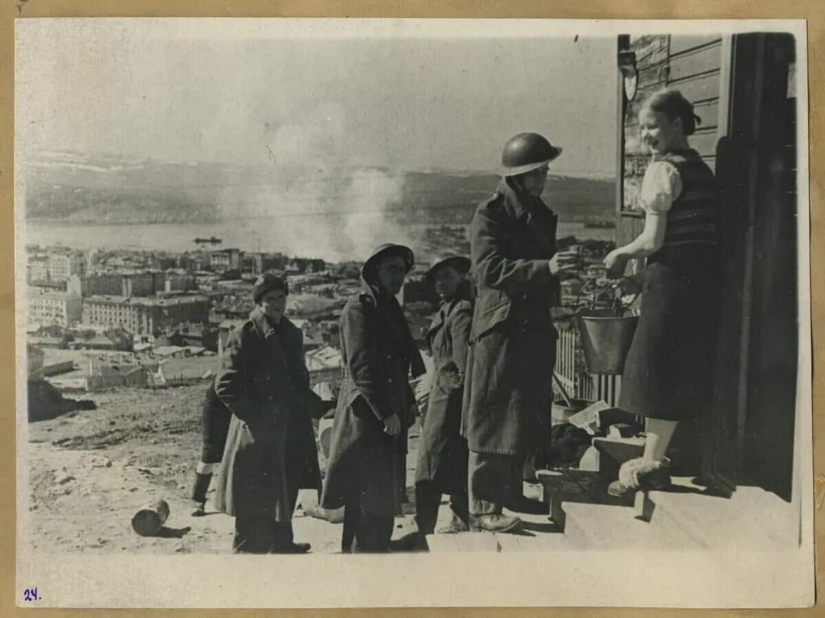 Мурманск 1942. Бомбежка Мурманска в Великой Отечественной войне. 18 Июня 1942 года Мурманск. Англичане в Мурманске. 1 мая 1942 г