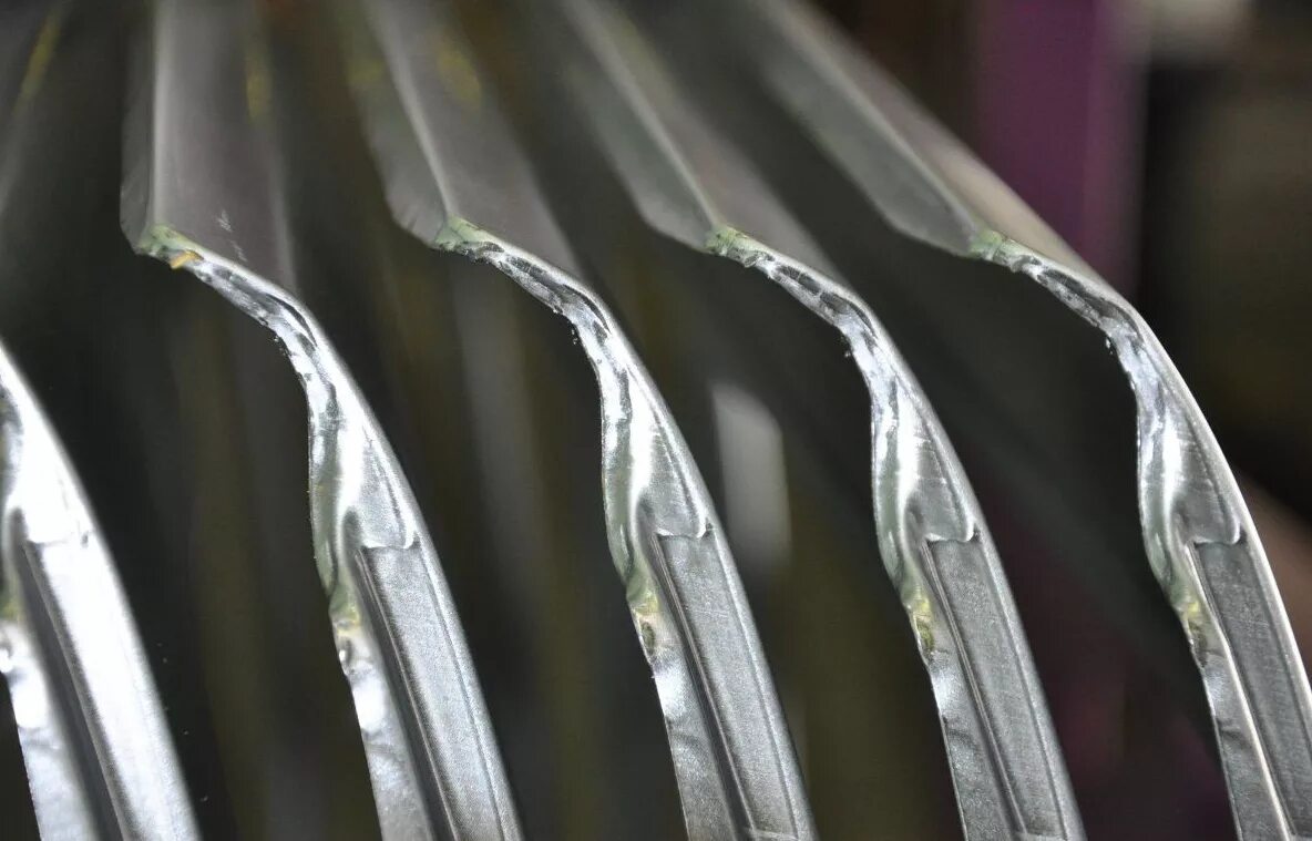 Цинкование кузова. Цинкование электрохимическое цинкарь. Оцинковка видео. Емкость для мелких деталей для цинкования металла. Оцинковка видео.